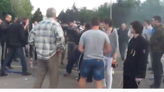 2 мая 2014 . боевики бросают коктейли Молотова смотреть онлайн