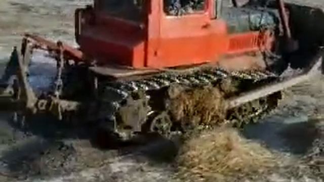 К-701 и ДТ75(бульдозер ) вытаскивают стоговоз.