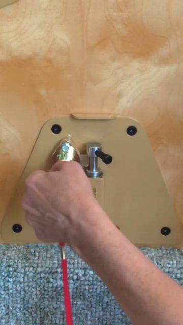 How to Lock (In Swinging Door) смотреть онлайн
