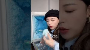 залипательное поедание льда из морозилки