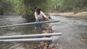 Естественной ловушки для рыбы от молодой девушки на реке