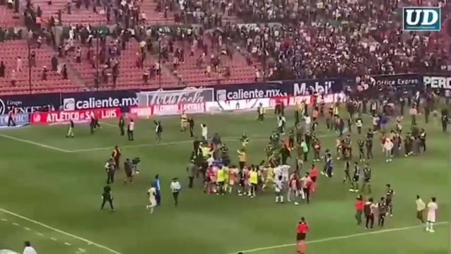 Ultras,scontri &dintorni:MEXICO: UNREST IN THE STANDS DURING THE  MATCH ATLETICO SAN LUIS -QUERETAR