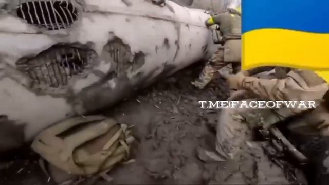 Френдли файр. Вояка ВСУ случайно выстрелил в своего сослуживца из ПКМ смотреть онлайн