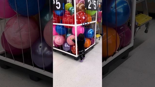 She knew that in order to get a new ball, she has to put the other ball back in the basket 😄👍 смотреть онлайн