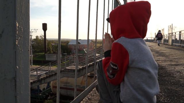 Макс смотрит поезда и электрички