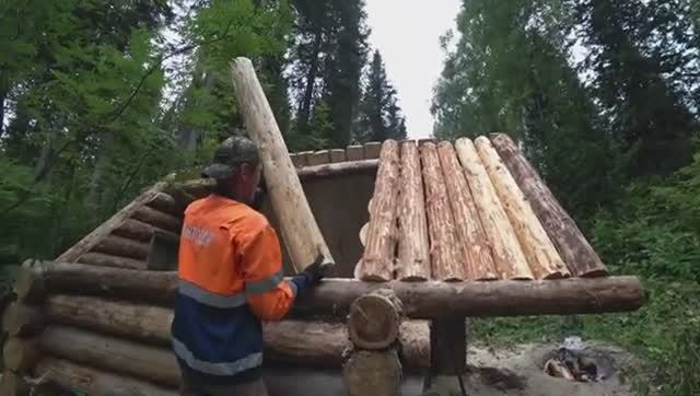 СТРОЮ ИЗБУ ИЗ ВЕТРОВАЛЬНЫХ ДЕРЕВЬЕВ,ВСТАВИЛ ЕВРООКНО. НАДВИГАЕТСЯ ГРОЗА, ЗАКАНЧИВАЮ КРЫШУ (ПОТОЛОК) смотреть онлайн