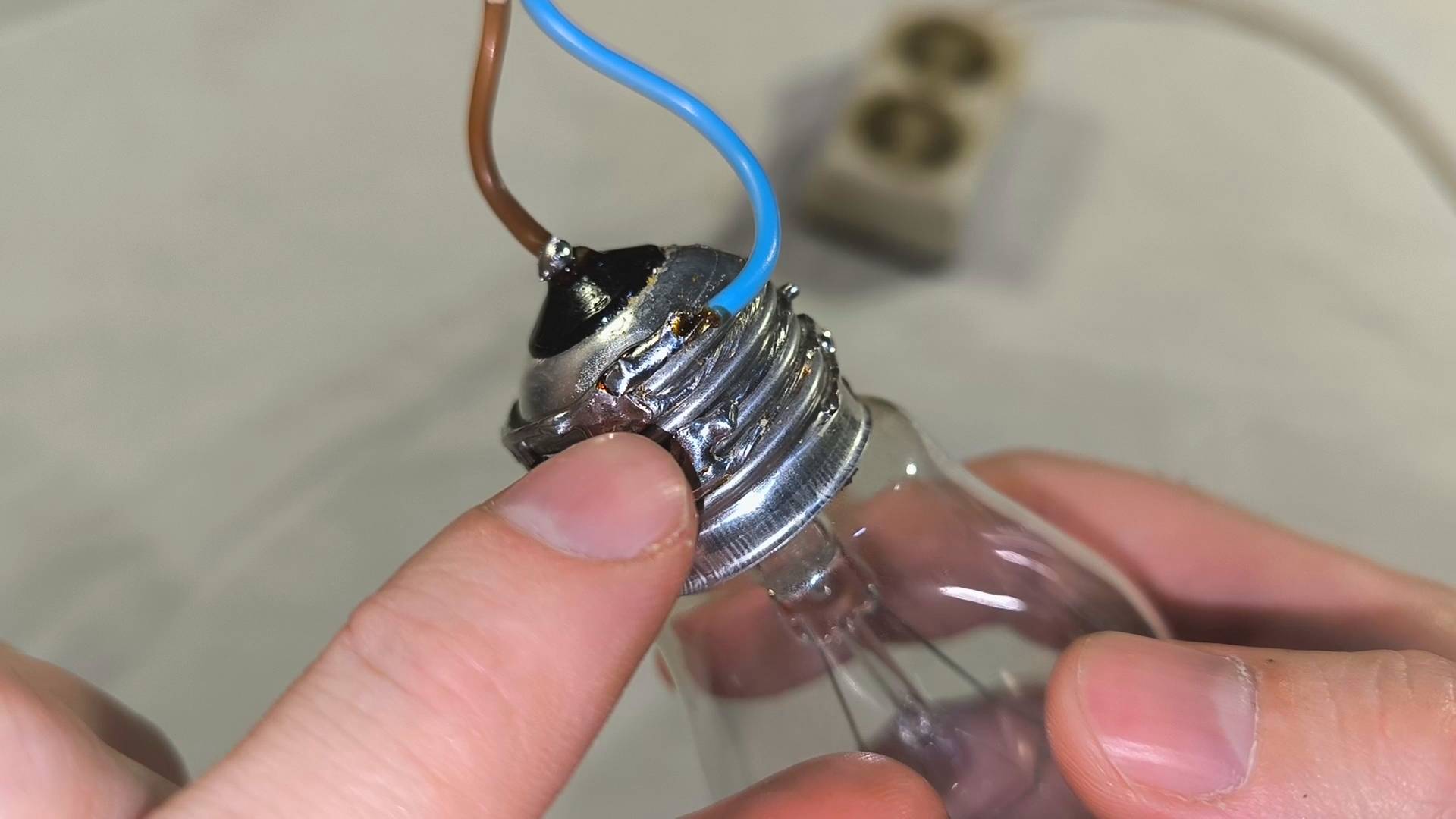 Как включить лампочку от двух проводов? Самодельный патрон для лампочки смотреть онлайн