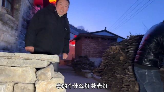 农村的大年初一，阿凯全村跑着磕头拜年，今年这队伍又壮大了 смотреть онлайн