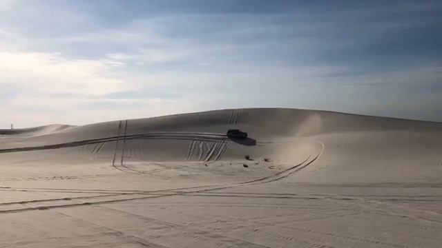 Land Rover Freelander 2 playing in the sand смотреть онлайн