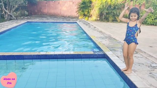 Isa faz o desafio da piscina com pulos estranhos. смотреть онлайн