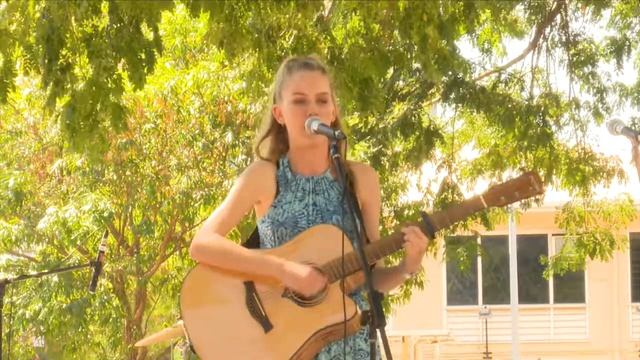 McKenzie Uptin @ Rocking the Raintree 2017 смотреть онлайн