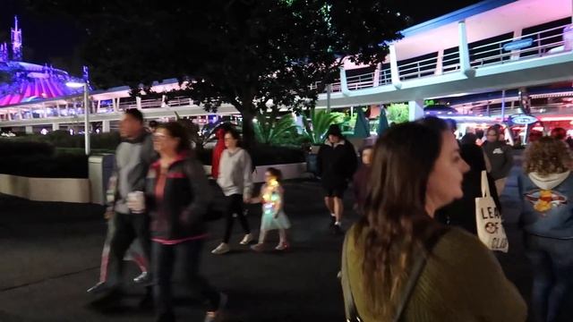 A Busy Night At Magic Kingdom For FastPasses, Desserts, And Elusive Merchandise! смотреть онлайн