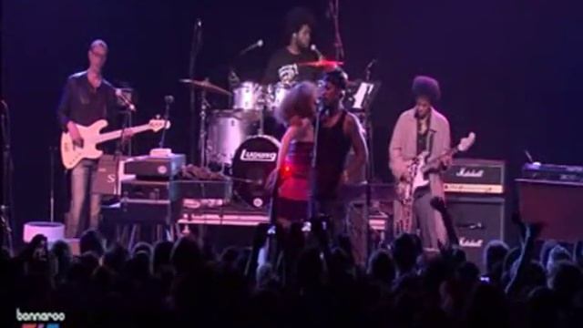 QUESTLOVE AND D'ANGELO - SHE CAME IN THROUGH THE BATHROOM WINDOW смотреть онлайн