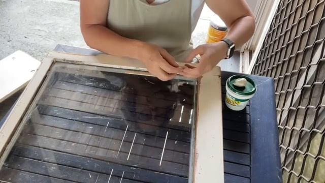 Replacing Putty on Old windows using Selley's Special Putty смотреть онлайн