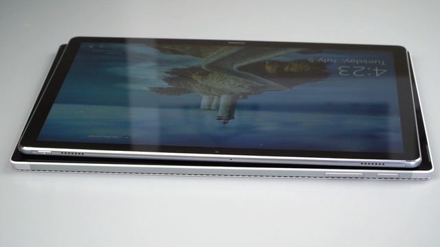 Huawei MateBook vs. Microsoft Surface Pro 4 Comparison Smackdown смотреть онлайн