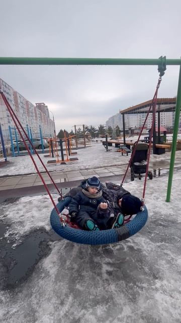 Володя играет на площадке во дворе. Володя и Максим на качеле. Володе 3,5 года. Володя на прогулке смотреть онлайн
