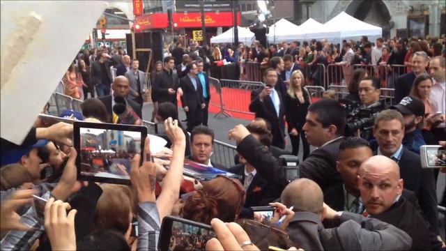 Robert Downey Jr. signs autographs for fans at the Ironman 3 Premiere смотреть онлайн
