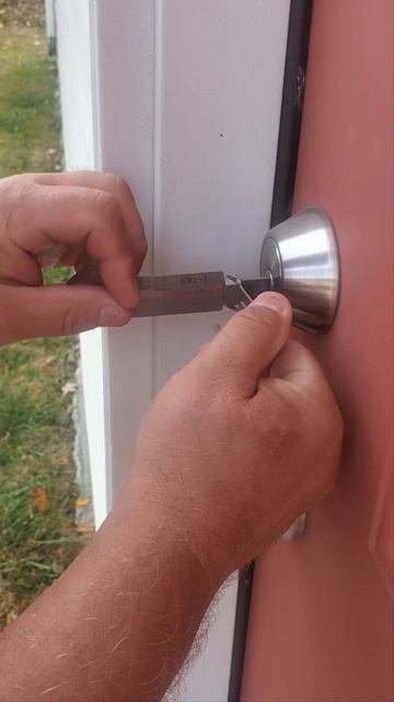 Locksmith Southgate Michigan... Locked out, car key replacement. Southgate Michigan смотреть онлайн