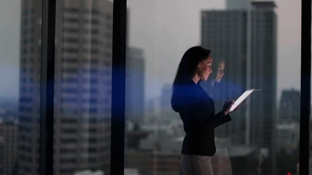 woman standing by a office window and using a tablet by ReeldealHD Artgrid HD H264 HD 1 смотреть онлайн