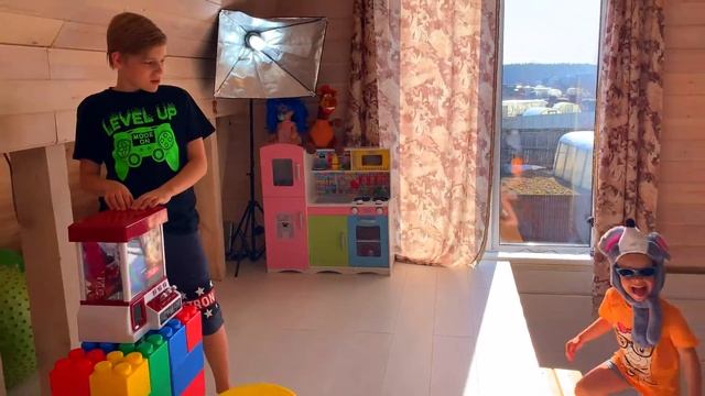 Ева и игра за сладости с вредной Настей и Алексом