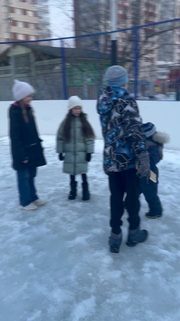 Володя, Эмилия, Саша и Саша играют на площадке во дворе. Володе 3,5 года смотреть онлайн