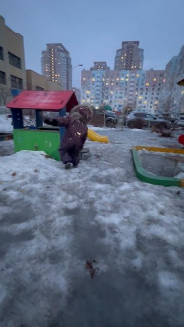 Володя играет на площадке во дворе. Володя в луже. Володе 3,5 года. смотреть онлайн