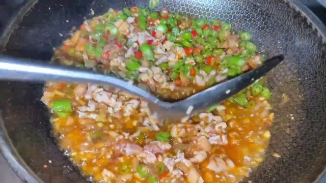 忙的太晚没来得及弄饭，海娃做了锅炸酱面，一人吃了一大碗 смотреть онлайн