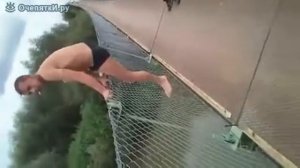 Трусы на мужике слетели при ударе об воду все ржут пхахах!!!