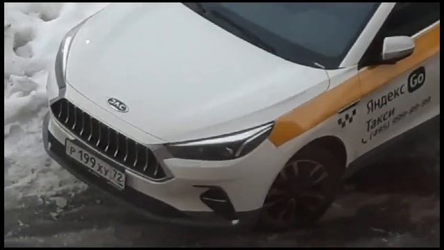 Химки, Сходня, Железнодорожная 33 между 2 т 3 корпусами. Такси припарковано на клумбе. смотреть онлайн