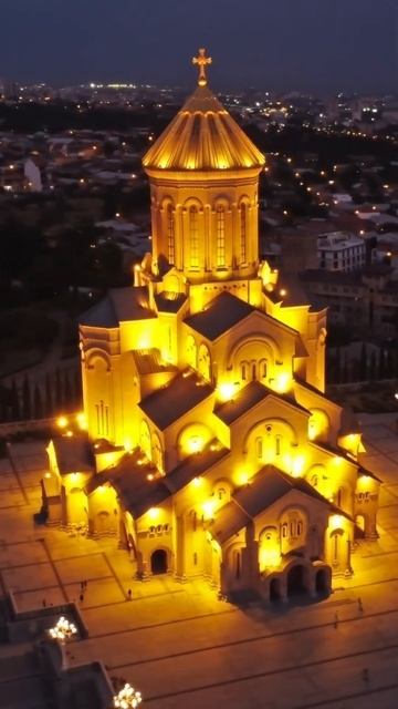 The Holy Trinity Cathedral: A Symbol of Tbilisi’s Rich History ⛪️✨#travel #georgia #tbilisi #visit смотреть онлайн