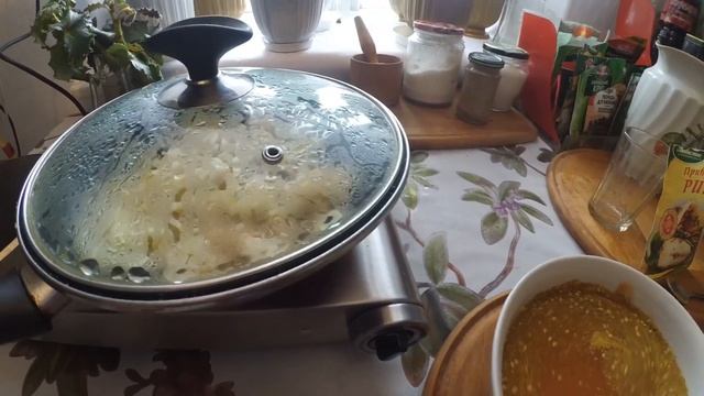 ОСЕЛЕДЕЦЬ З ЦИБУЛЕЮ, тушкований в томатній заливці.