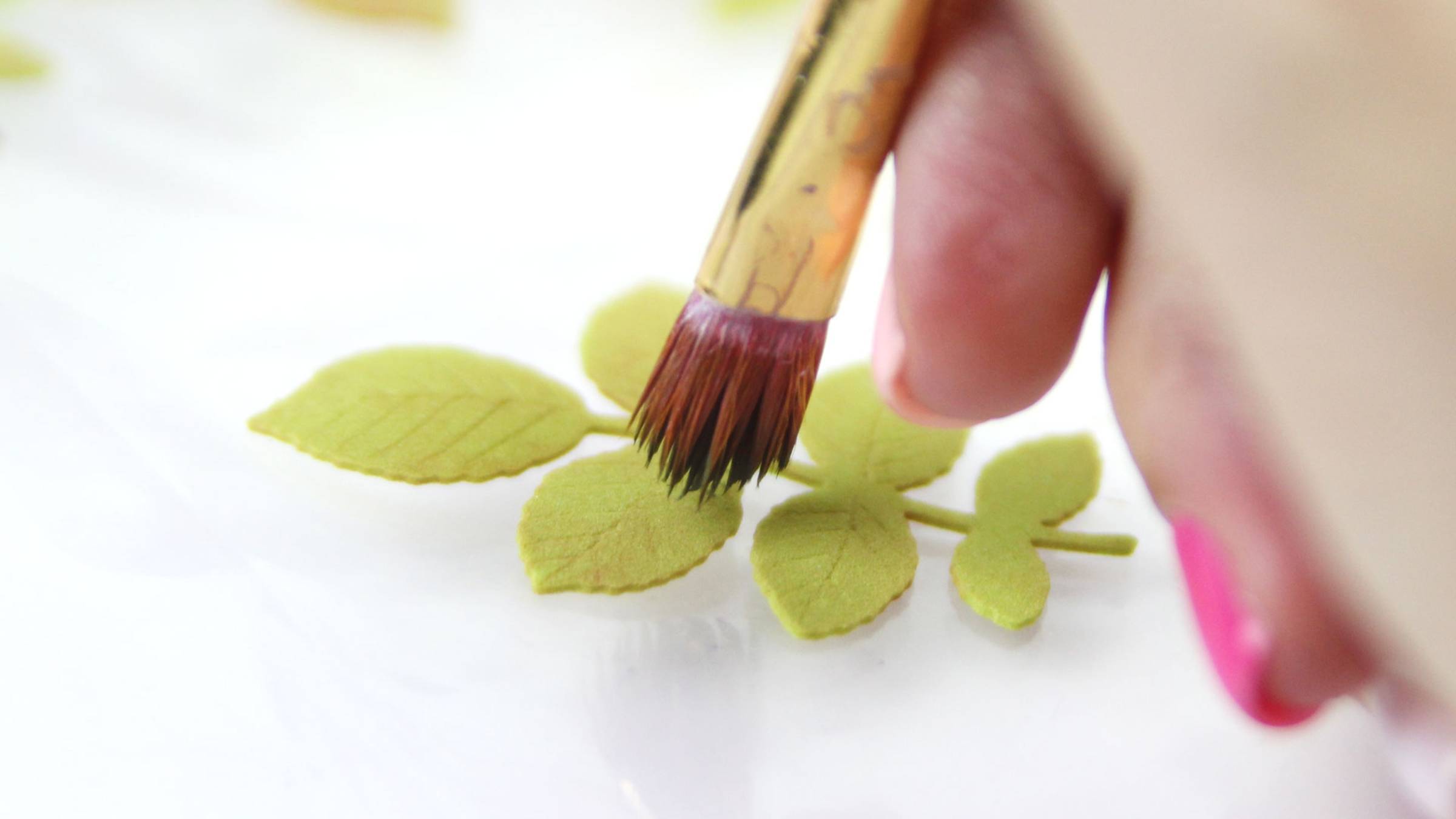 Как настоящие😍Превращаю фоамиран в реалистичные листики. Трудоемкий процесс, но оно того стоит 🌿 смотреть онлайн