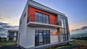 Два современных оригинальных дома на видовых участках