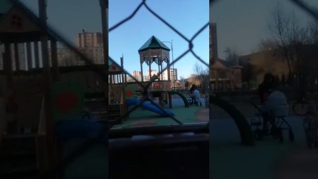 слежу за одноклассницей