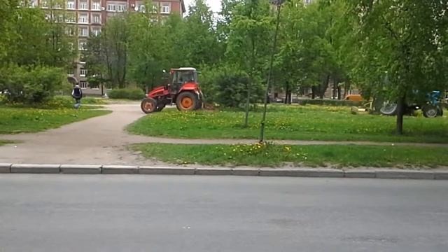 Красный трактор работает на траве смотреть онлайн