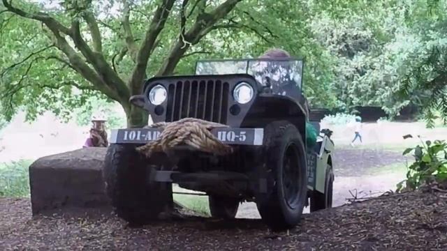 Toddler driving replica Willys Jeep through the woods/off road смотреть онлайн