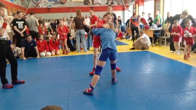 Самбо полуфинал 2015 год против 2013 😍💪победа смотреть онлайн