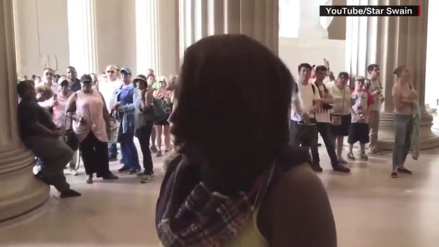 NOW TRENDING: Woman sings national anthem at Lincoln Memorial смотреть онлайн