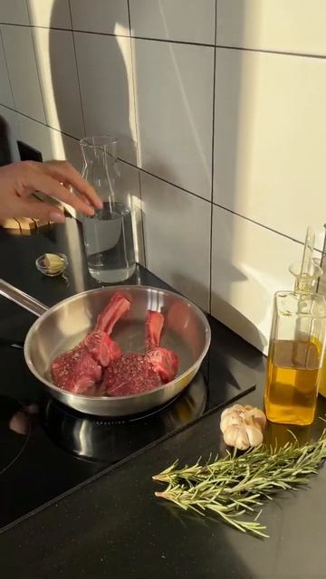 Самое сочное мясо - каре ягнёнка 😋 Посмотрите как я его приготовил #рецепт #recipe #shortsvideo смотреть онлайн