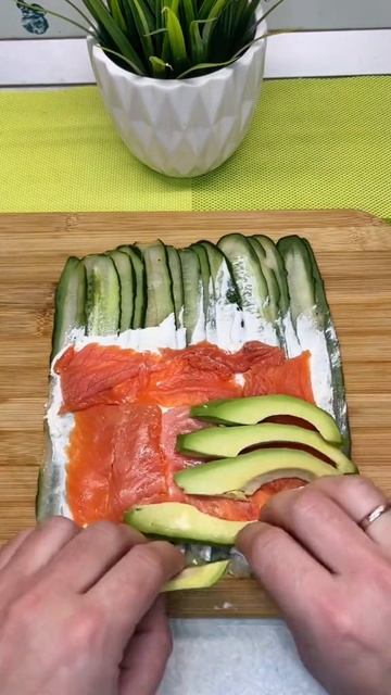 🍽 Свежие и очень вкусные ОГУРЕЧНЫЕ РОЛЛЫ с лососем и авокадо смотреть онлайн