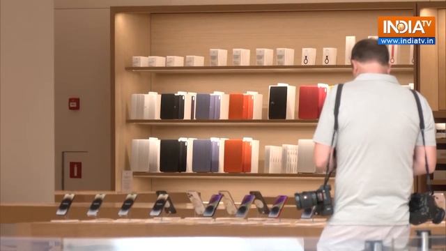 Apple Store: India’s second Apple Store opens in Delhi, People Start Lining up in Big Ques | Apple смотреть онлайн