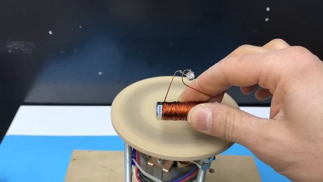 İLGİNÇ BİR JENERATÖR, MANYETİK ALAN METAL BOYUNCA YOL ALIR. смотреть онлайн