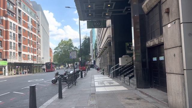 London - UK - Victoria Station - 4K - iPhone 14 - ProRAW смотреть онлайн