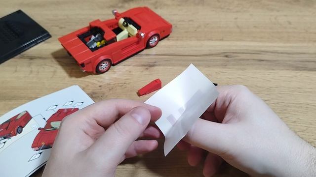 Приклеиваю наклейки на Ferrari Testarossa из конструктора Mould King смотреть онлайн