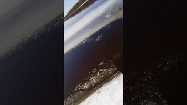 рыбалка, освобождают русло реки Кривинка ото льда смотреть онлайн