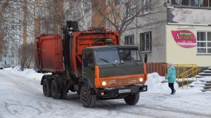 Мусоровоз КО-440-5 на шасси КамАЗ-53213 (Х 045 НЕ 22). Работа, прессование плитой.