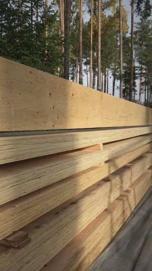 Реконструкция плоской кровли: эпичный подъём 150-кг ЛВЛ-балок на 6 метров краном!