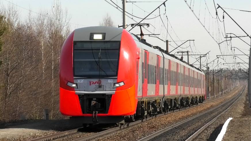 ЭС2Г-160 "Ласточка" сообщением Бокситы — Екатеринбург-Пасс. следует через о.п. Огородная