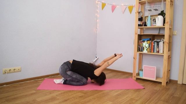 Тянем плечи в положении сидя на коленях смотреть онлайн