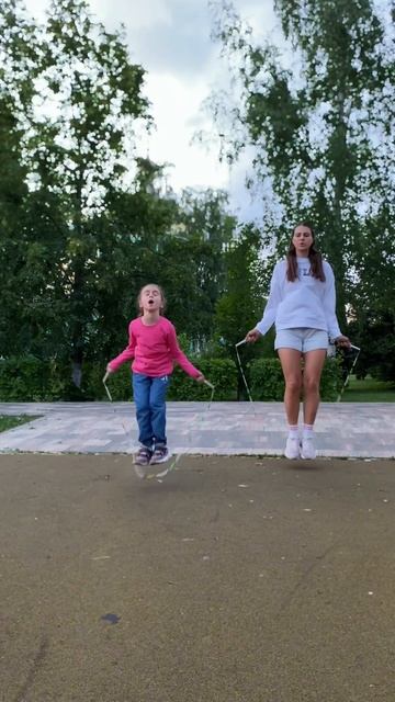 Мама с дочкой прыгают на скакалке ❤️ #скакалка #jumprope #skipping #роупскиппинг #спортдети #jump смотреть онлайн